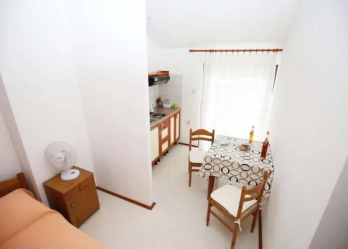 And By The Sea Zaklopatica, - 8339 招待所